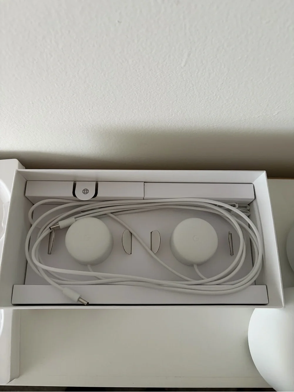 Google Nest WiFi AC2200 Mesh Router H2D + Point H2E in Snow White